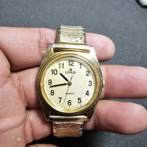 Vintage Lorus Mens Quartz Watch Gold Tone Plastic Case Working Y131-6020 shows s